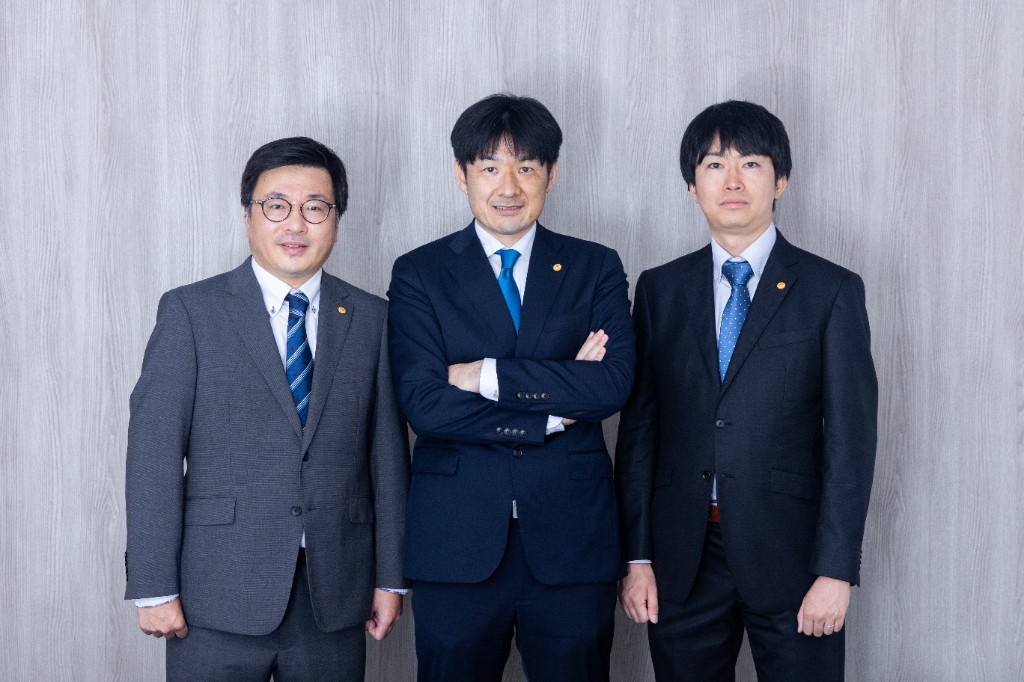 スーツ姿のコンサルタント3名の集合写真